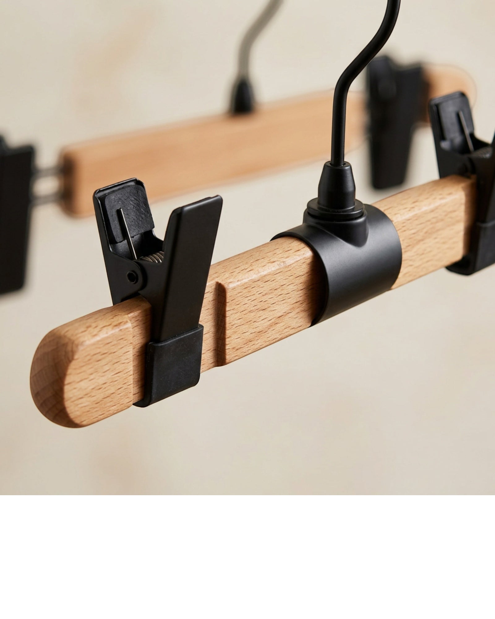 Glpwc Beechwood Double Clip Pants Hanger Set of 4 Natural Black - Detail view